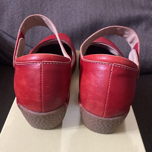 6.5-7 Red L’artiste Mary Jane style shoe. Good used condition - Picture 8 of 13